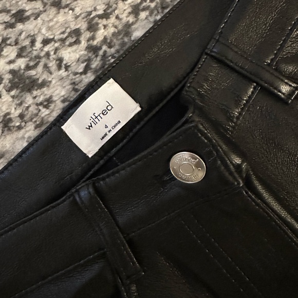 Aritiza Wilfred Black vegan leather pants size 4. They’ve never been worn - Picture 4 of 4
